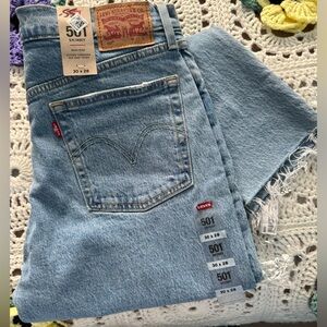 NWT Levi 501 skinny jeans 30 by 28. Button front.